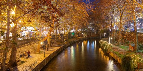 Δεν είναι ευρωπαϊκή πόλη: Είναι τα στολισμένα Τρίκαλα και ο ποταμός Ληθαίος 