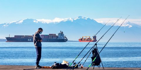Ηλιόλουστη μέρα: Ο χιονισμένος Ολυμπος από την παραλία Θεσσαλονίκης