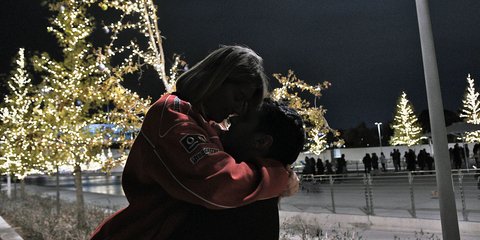 Η αγάπη δεν μπαίνει σε καραντίνα -Ζευγάρι στο χριστουγεννιάτικα στολισμένο ΚΠΙΣΝ 