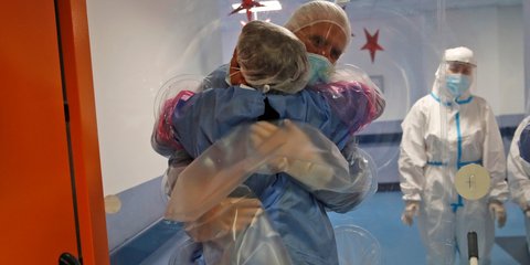 Αγκαλιές στην εποχή του κορωνοϊού -