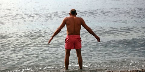 Τολμηρός χειμερινός κολυμβητής έτοιμος για βουτιά στον Αλιμο, ανήμερα των Θεοφανίων 