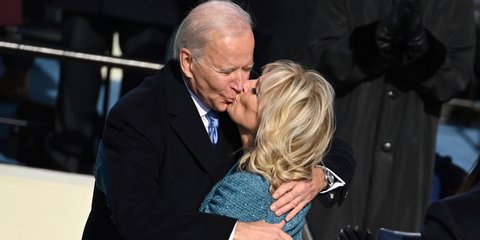 Η πιο τρυφερή στιγμή της ορκωμοσίας Μπάιντεν: Το παθιασμένο φιλί με τη σύζυγό του, Τζιλ