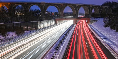 Μέσα από τον φωτογραφικό φακό μοιάζει μαγική ακόμη και η πρωινή κίνηση στον αυτοκινητόδρομο Α4 της Γερμανίας 