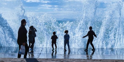 Παιδιά μπροστά σε κύματα 