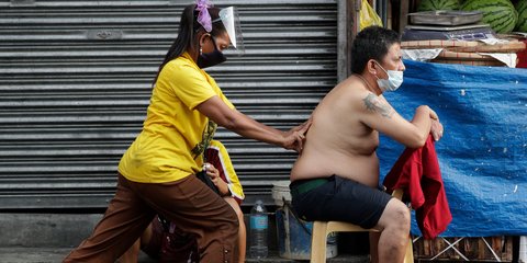 Μανίλα-Φιλιππίνες: Μασάζ εν μέσω κορωνοϊού, σε εξωτερικό χώρο, με μάσκες -Φωτογραφία: AP Photo/Aaron Favila