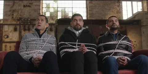 Οι κριτές του MasterChef 5 δεμένοι για τις ανάγκες του τρέιλερ της νέας σεζόν
