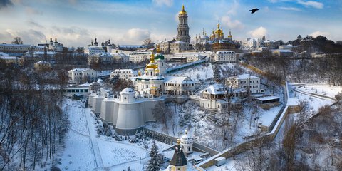 Η ιστορική Μονή των Σπηλαίων κοντά στο Κίεβο, με ιστορία άνω των 1.000 ετών, καλύπτεται από χιόνι... 