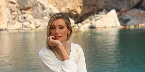 Η ηθοποιός Ζέτα Δούκα με λευκή ενδυμασία μπροστά τη θάλασσα