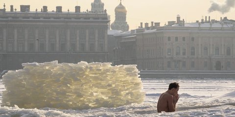 Μπάνιο στον ποταμό Νέβα στην Αγία Πετρούπολη, στους -15 βαθμούς (AP Photo/Dmitri Lovetsky)