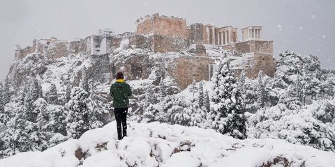 Μια από τις ωραιότερες φωτό της χιονισμένης Ακρόπολης