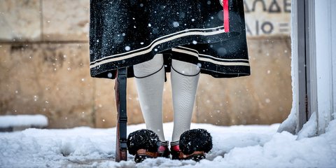 Ιστορικός χιονιάς στην Αθήνα, αλλά οι εύζωνες πιστοί στο καθήκον