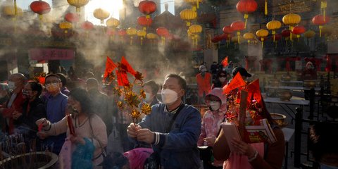 Χόνγκ Κονγκ: Ιεροτελεστία εν μέσω πανδημίας -Ταοϊστές με μάσκες καίνε αρωματικά ξυλάκια 