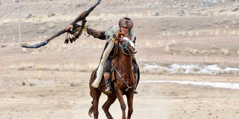 Σαν μηχανή του χρόνου: Ετσι κυνηγούν και σήμερα στο Κιργιστάν 