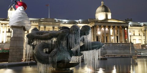 Γλυπτό από πάγο θυμίζει το άγαλμα στην Trafalgar Square στο Λονδίνο με φόντο την Εθνική Πινακοθήκη 