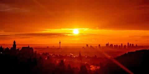 Ο κόκκινος ορίζοντας της Φρανκφούρτης, με φόντο το κάστρο Κρόνμπεργκ /ΑΡ