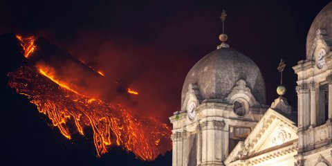 Λάβα τρέχει από την Αίτνα, μετά την έκρηξη της Δευτέρας... /ΑΡ