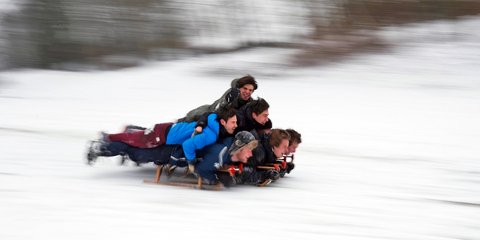 Πιτσιρικάδες στις Βρυξέλλες διασκεδάζουν πάνω σε έλκηθρο, με τον χιονιά που πλήττει την Ευρώπη 