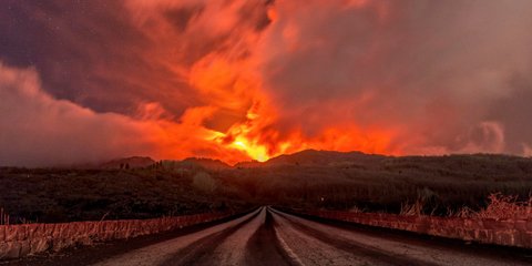 Η δύση φλέγεται στην Ιταλία με τα χρώματα του ηφαιστείου της Αίτνας