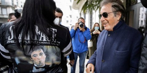 Ο Αλ Πατσίνο, στα γυρίσματα ταινίας του Ρίντλεϊ Σκοτ στο Μιλάνο, βλέπει θαυμαστή του με μπουφάν που τον απεικονίζει στο «Νονό» του 1995 