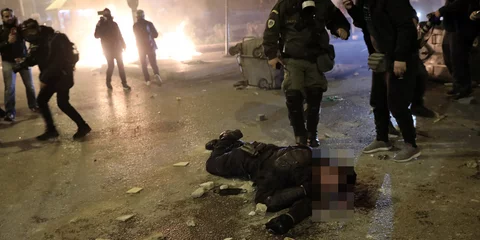 Ο 28χρονος αστυνομικός στο έδαφος μετά τον ξυλοδαρμό του
