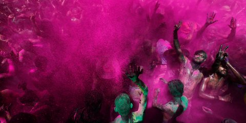 Η γιορτή των Χίντου στην Ινδία: Οι πιστοί χορεύουν και πετούν πολύχρωμες σκόνες