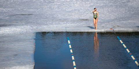 Αγώνας κολύμβησης στη Λιθουανία, μέσα σε παγωμένη λίμνη! Η θερμοκρασία του νερού είναι στους 3 βαθμούς και στο περιβάλλον στους -3 Κελσίου /ΑΡ