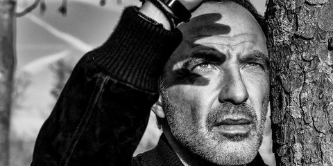 Ο Νίκος Αλιάγας σε ασπρόμαυρο καρέ