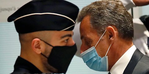 Το παιχνίδισμα του φακού αποτυπώνει την οδυνηρή πραγματικότητα για τον καταδικασθέντα πρώην πρόεδρο της Γαλλίας, Νικολά Σαρκοζί 