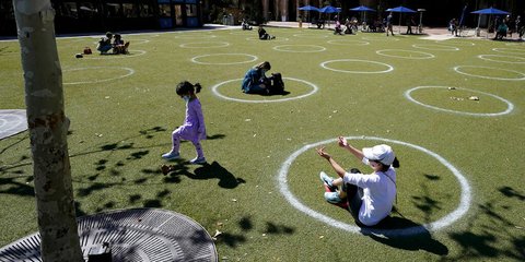 Πολίτες στο πάρκο Pearl Brewery χρησιμοποιούν λευκούς κύκλους στο γρασίδι προκειμένου να τηρήσουν τις απαιτούμενες αποστάσεις. Η πολιτεία του Τέξας αποσύρει την υποχρεωτική χρήση μάσκας από την επόμενη εβδομάδα / Φωτογραφία: AP Photos