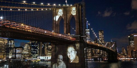 Τα πρόσωπα Νεοϋορκέζων που χάθηκαν στην πανδημία στη Γέφυρα του Μπρούκλιν... Η Νέα Υόρκη τίμησε τα θύματά της. /ΑΡ