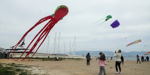 Χαρταετοί στο Φάληρο εν μέσω lockdown 