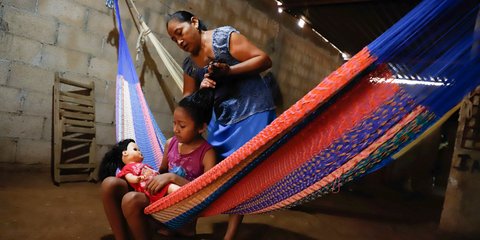 Ανοιξαν ξανά τα σχολεία στο Μεξικό: Η μητέρα χτενίζει την κόρη της πριν πάει στην τάξη