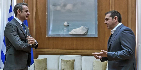 Τσίπρας και Μητσοτάκης σε συνάντηση στο Μαξίμου