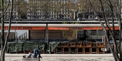  Ενας άνδρας απολαμβάνει τον ήλιο στη Λυών μετά το αυστηρότερο lockdown που εξήγγειλε ο Μακρόν