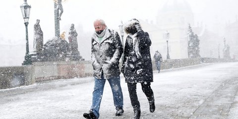 Εδώ καλοκαιράκι, στην Πράγα χιονοθύελλα -Κι έτσι είναι κούκλα η πρωτεύουσα της Τσεχίας 
