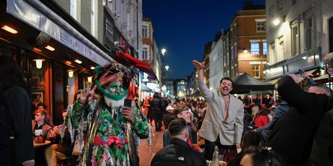 Μετά από πολύ καιρό, οι παμπ στη Βρετανία άνοιξαν ξανά/ΑΡ