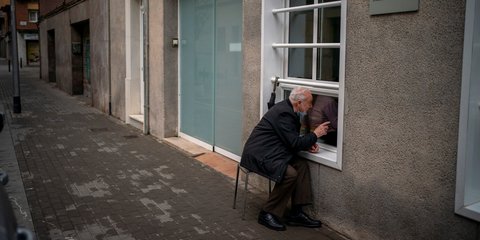 Ισπανία: Εξήντα χρόνια ζευγάρι, τους χωρίζει ο κορωνοϊός -90χρονος βλέπει από το παράθυρο την 92χρονη νοσηλευόμενη γυναίκα του
