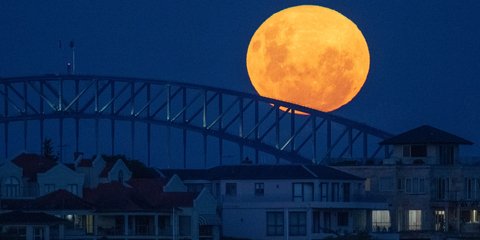 Η πρώτη υπερ-πανσέληνος του 2021 πάνω από το λιμάνι του Σίδνεϊ στην Αυστραλία