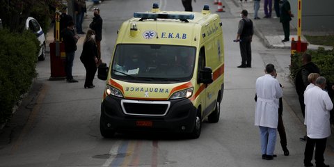 ΕΚΑΒ ασθενοφόρο με νοσηλευτές κοντά του