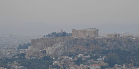 Κάνει το γύρο του κόσμου η φωτογραφία της Ακρόπολης σκεπασμένη από καπνό και στάχτη από τη φωτιά στο Σχίνο Κορινθίας