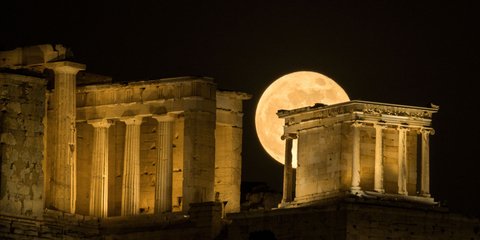 Μάγεψε η υπερπανσέληνος στην Ακρόπολη 