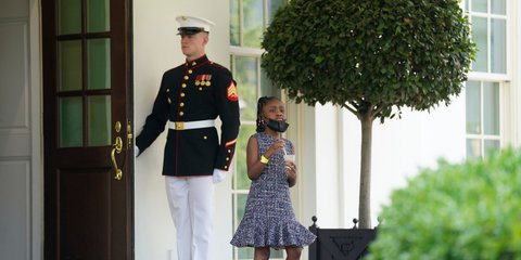 Η Τζιάνα Φλόιντ, κόρη του δολοφονηθέντος Αφροαμερικανού Τζορτζ Φλόιντ εξέρχεται από την δυτική πτέρυγα του Λευκού Οίκου στην Ουάσιγκτον. Φωτογραφία: AP Photo/Evan Vucci