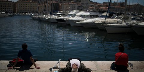 Ηλιοθεραπεία στο λιμάνι της Μασσαλίας... 