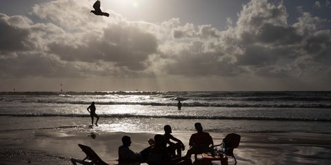 Η κατάπαυση πυρός στη Γάζα επέφερε χαλάρωση: Ισραηλινοί στην παραλία του Τελ Αβίβ, απολαμβάνουν τον μεσογειακό ήλιο