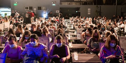 O κόσμος επέστρεψε στα θερινά θέατρα με μάσκες και μέτρα προστασίας