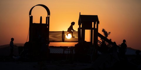 Ενα παιδί Ισραηλινών παίζει κοντά στη Δυτική Οχθη 