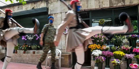 Εύζωνες μπροστά από τα λουλουδάδικα που παίρνουν ψυχή με το νέο σχέδιο ανάπλασης