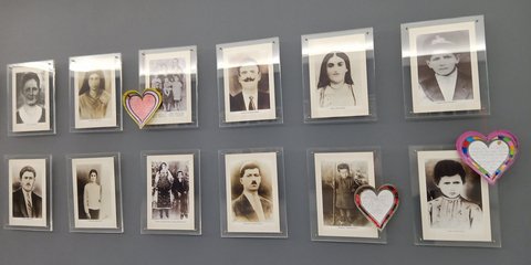 «Μηνύματα» από μαθητές του Δημοτικού Σχολείου Διστόμου, στα παιδιά που εκτελέστηκαν το 1944... Επίσκεψη των μαθητών της Β' Τάξης του Δημοτικού Σχολείου στο Μουσείο Θυμάτων Ναζισμου / Φωτογραφία: EUROKINISSI