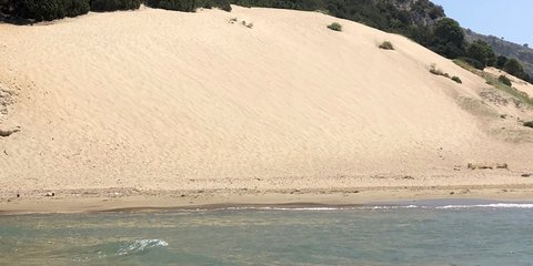 Αμμοθίνες πάνω στην παραλία της Καλογριάς στην Αχαΐα