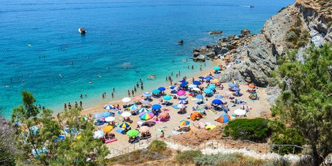 Λουόμενοι σε παραλία στην Αττική 